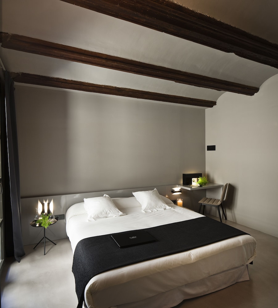 CARO HOTEL 10/71