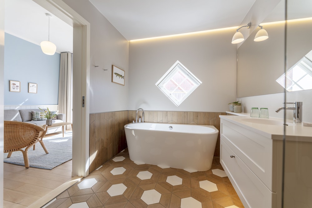 Ruths Hotel 55/56