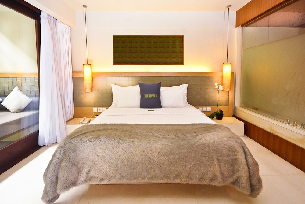 Premier, Suite, Queen Bed, Pool View, Balcony