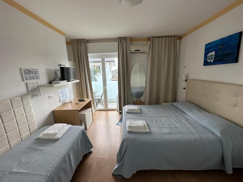 ROOM, TRIPLE