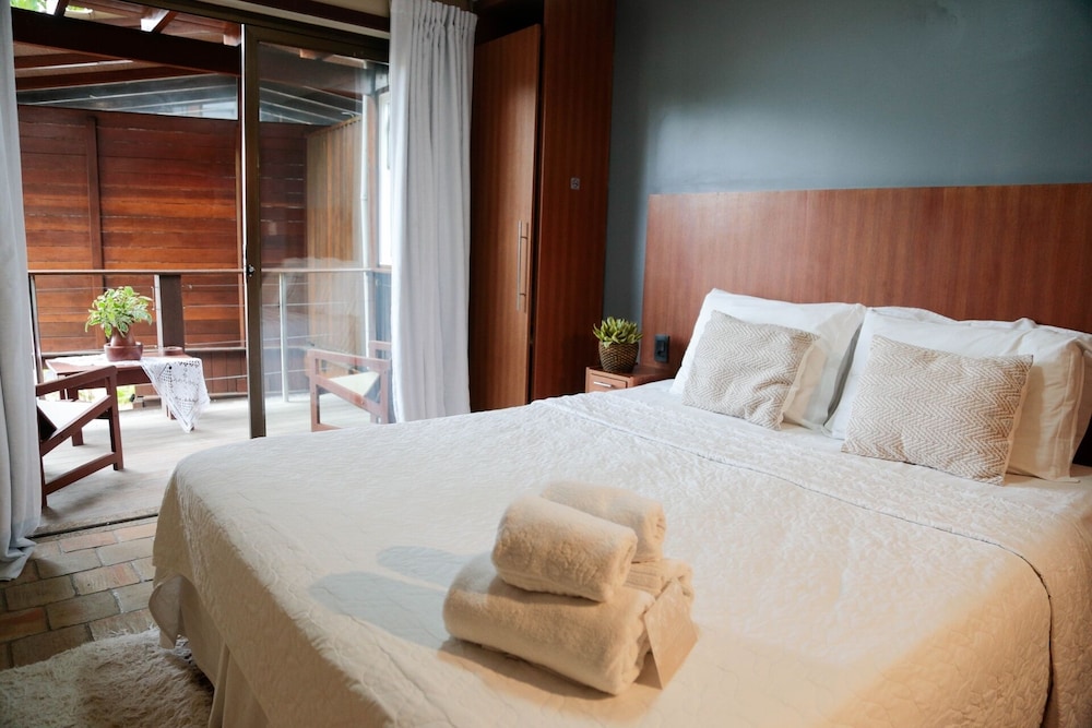 Room, Queen Bed, Side View