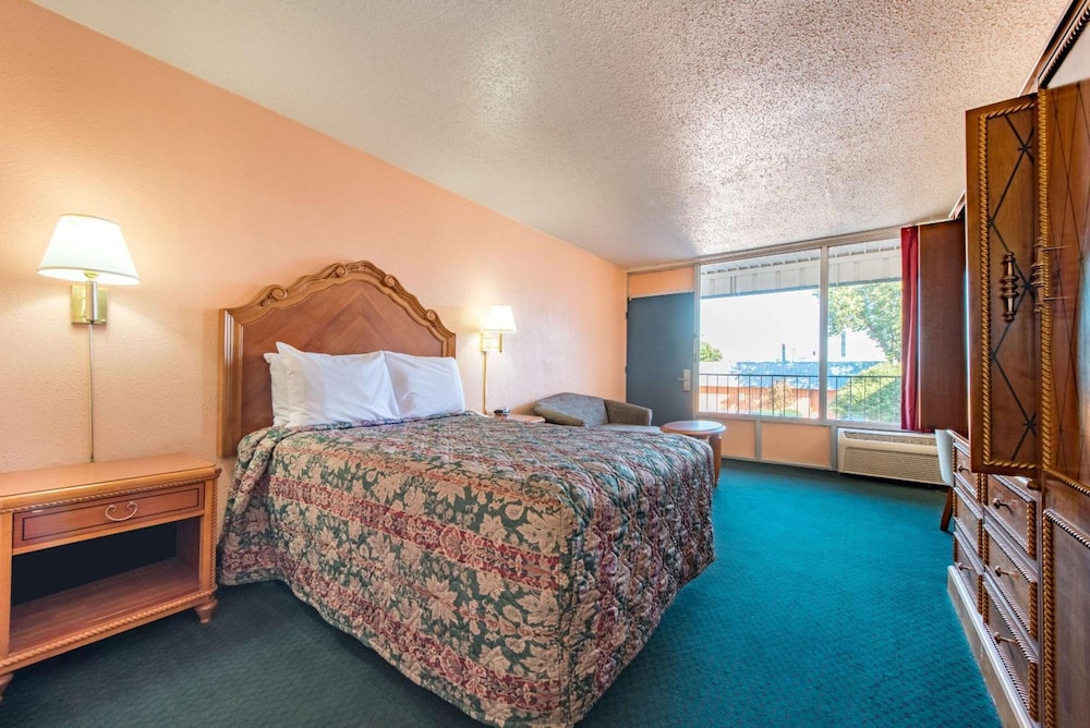Castle Inn & Suites by OYO Lawton 11/20