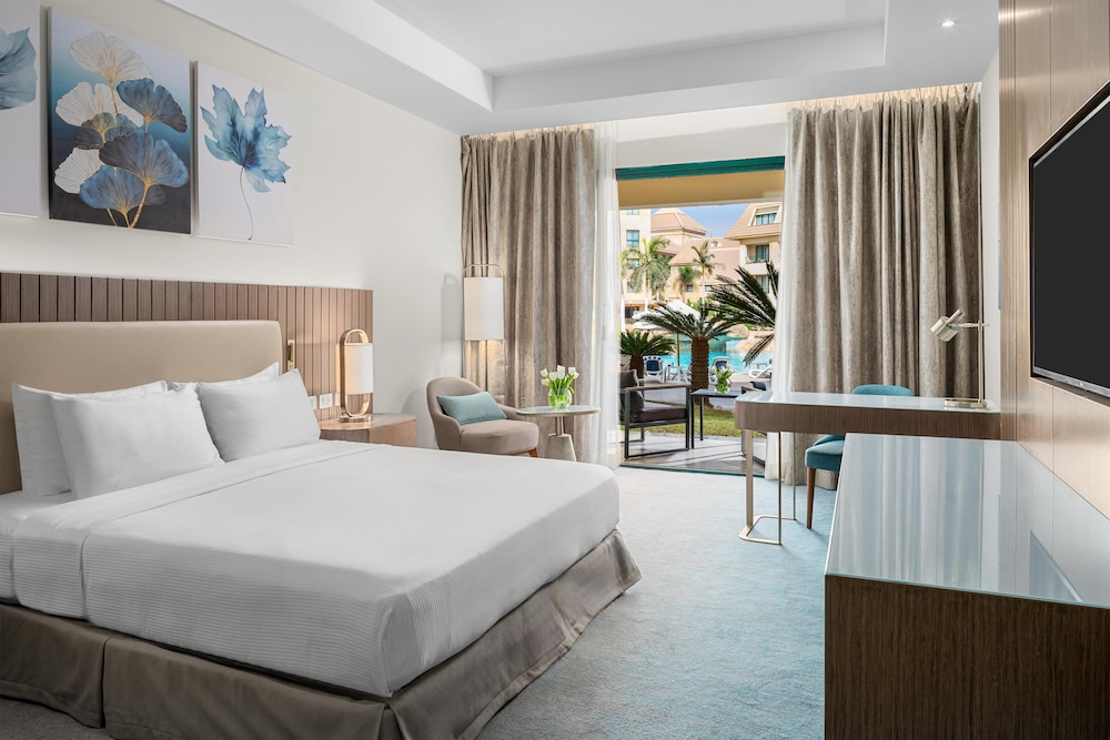 Deluxe, King Bed, Pool Floor