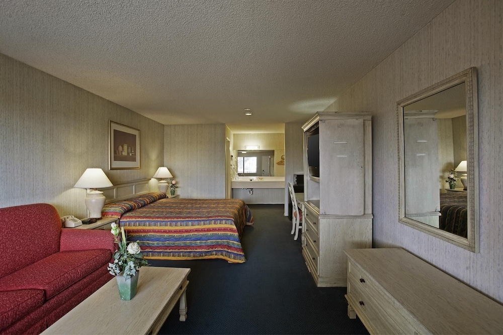 Days Inn By Wyndham Hemet 8/18