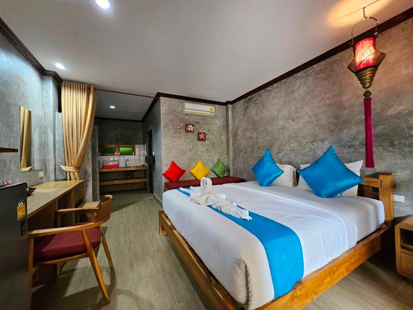 Superior, King Bed, Pool Access