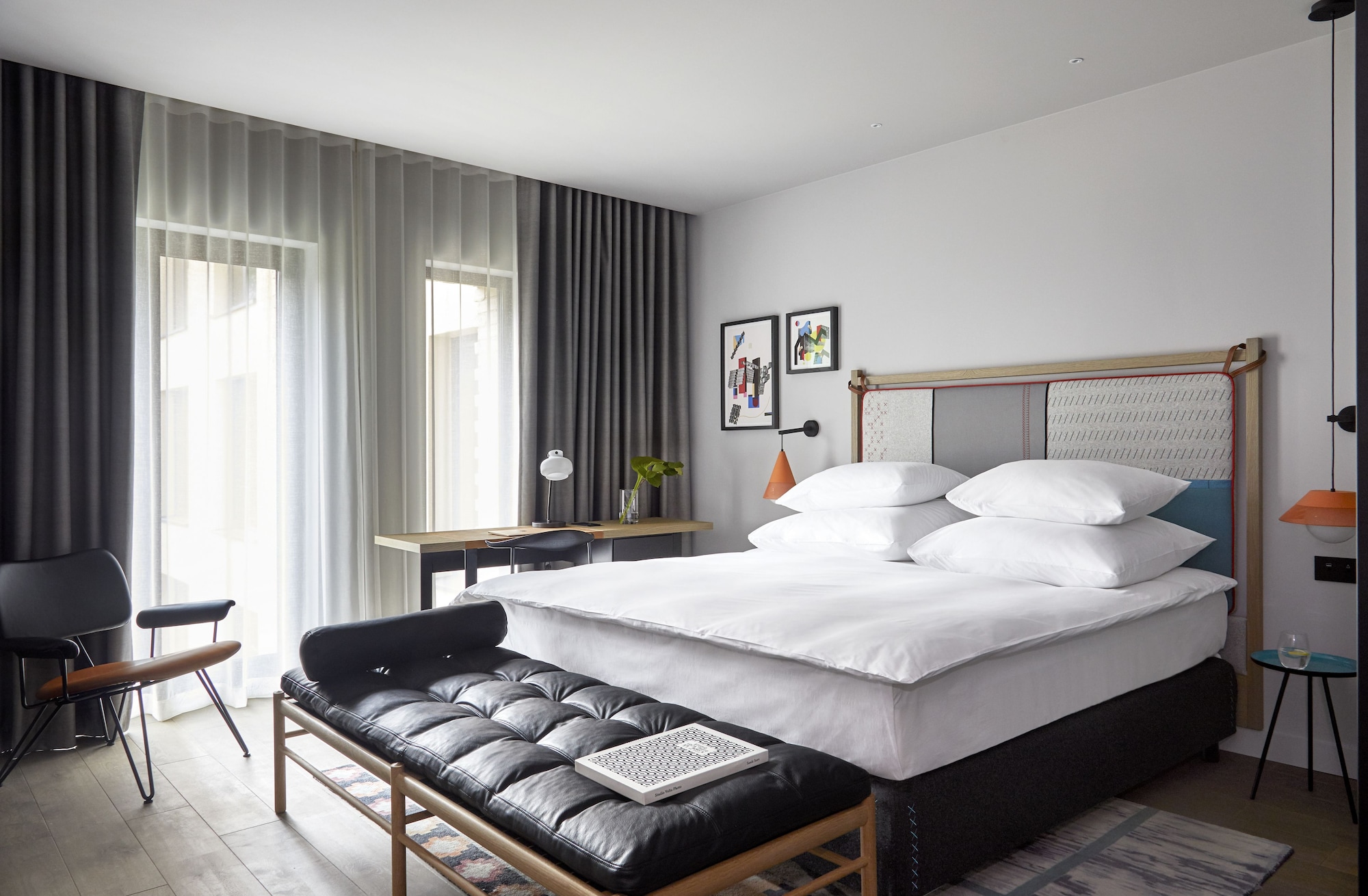 DELUXE, KING BED