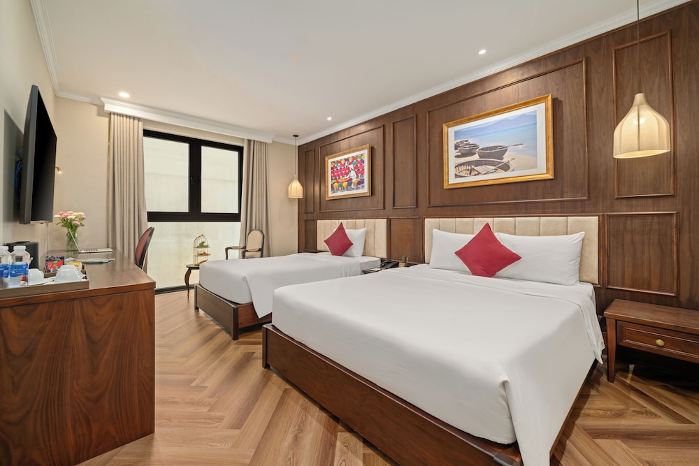 Room, Triple, 1 Queen and 1 Single Bed, Bathtub
