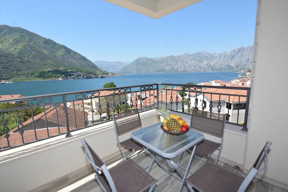 Apartments Dobrotski Dvori 42/64