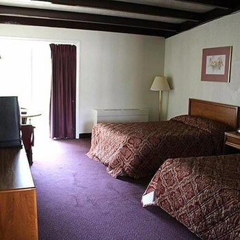 Hometown Inn Staunton VA near Hwy 11 20/50
