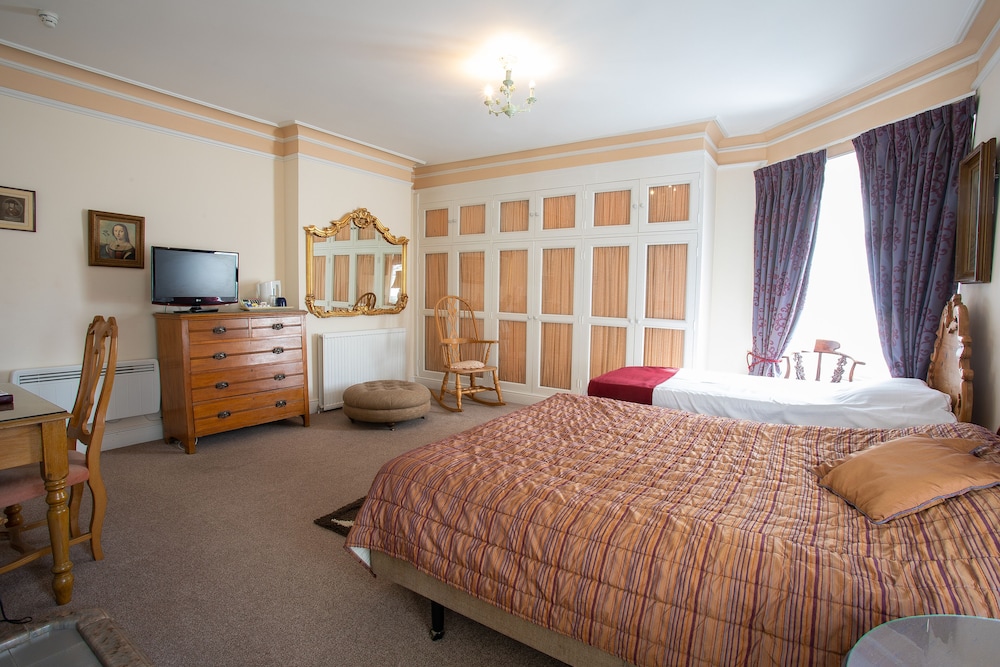 FINES BAYLIWICK HOTEL 16/28