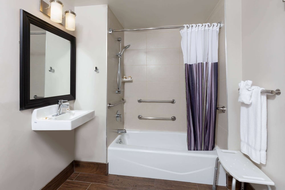 La Quinta Inn & Suites by Wyndham New York City Central Park 16/61