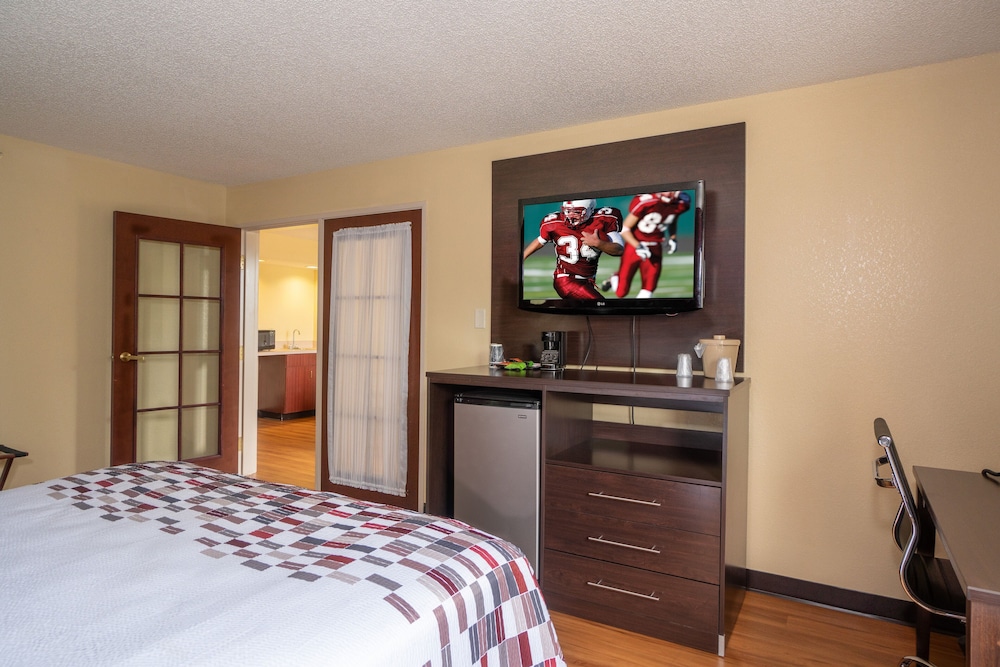 Red Roof Inn and Suites Indianapolis Airport 16/46