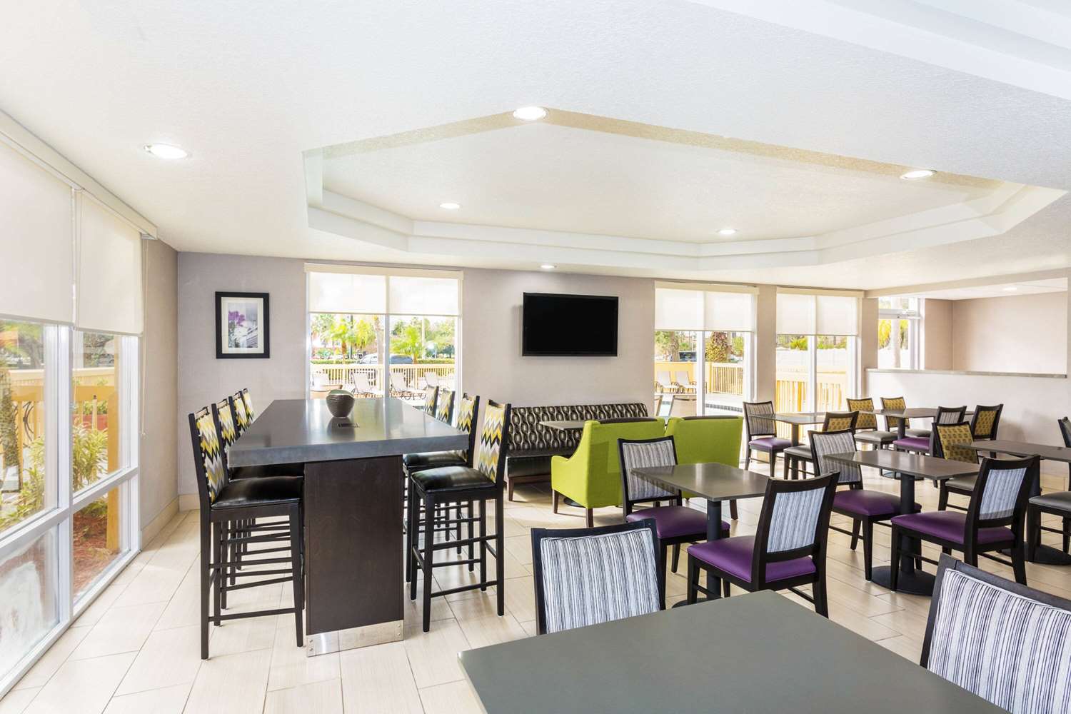 La Quinta Inn Suites Orlando Universal Area 18/21