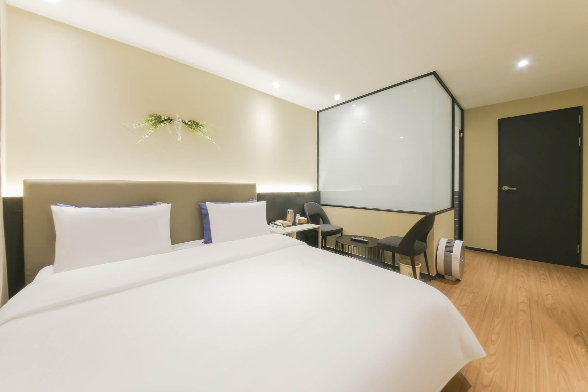Double Bed, Terrace, Brown Dot Hotel Masan 2/2