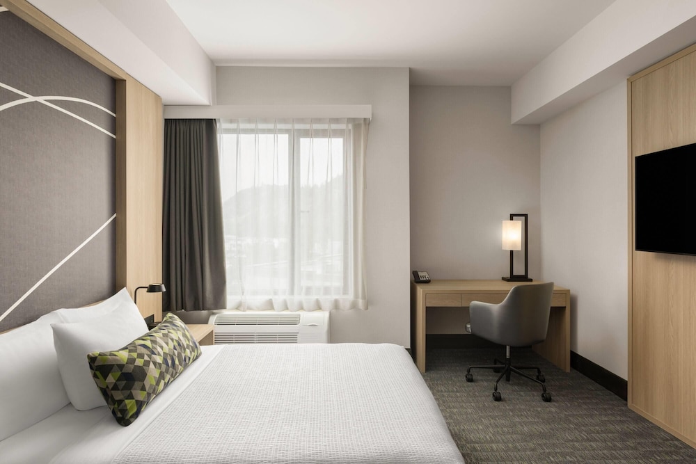 La Quinta Inn & Suites by Wyndham Kelowna BC 20/51