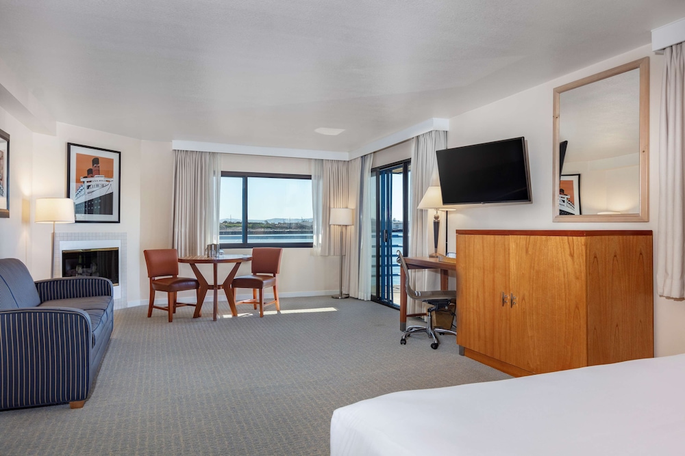 Waterfront Hotel - JDV by Hyatt 18/55