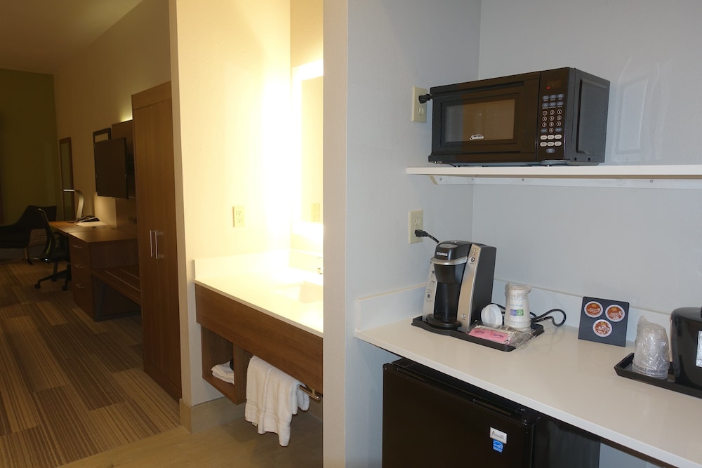 Holiday Inn Express Suites Brentwood 27/29
