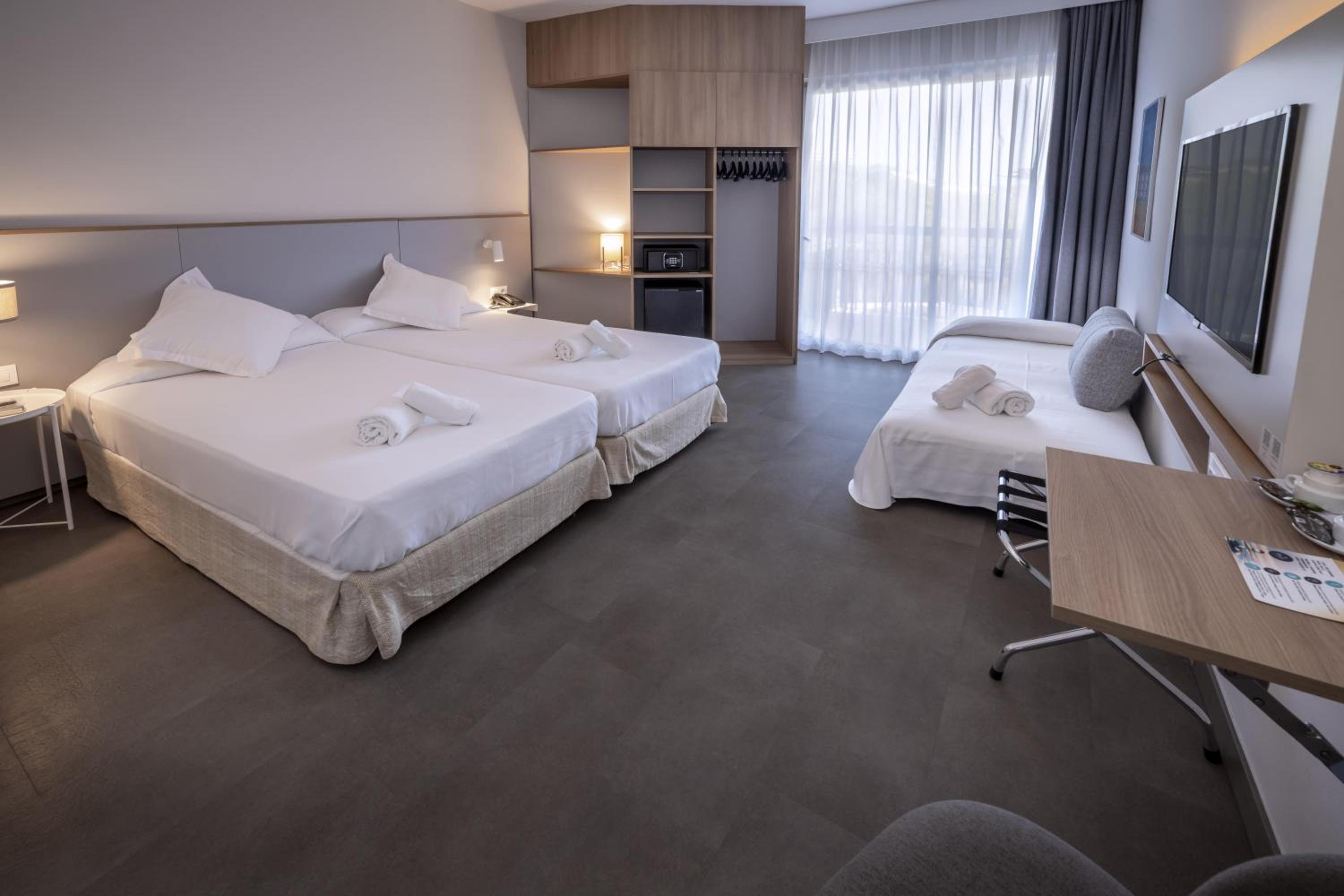 Room, Twin Beds, Lateral Side Sea View، GHT S Agaro Mar 6/10