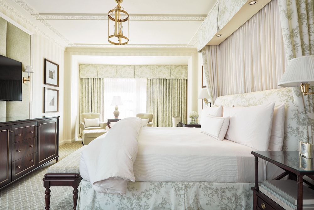 DELUXE, KING OR QUEEN BED