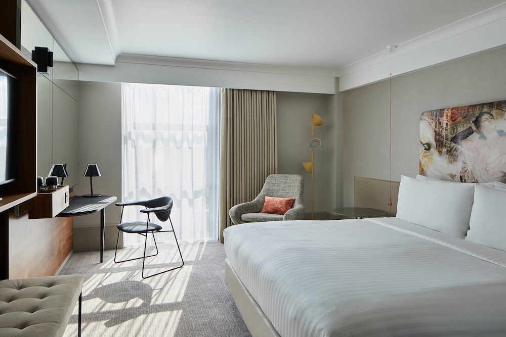 EXECUTIVE, QUEEN BED