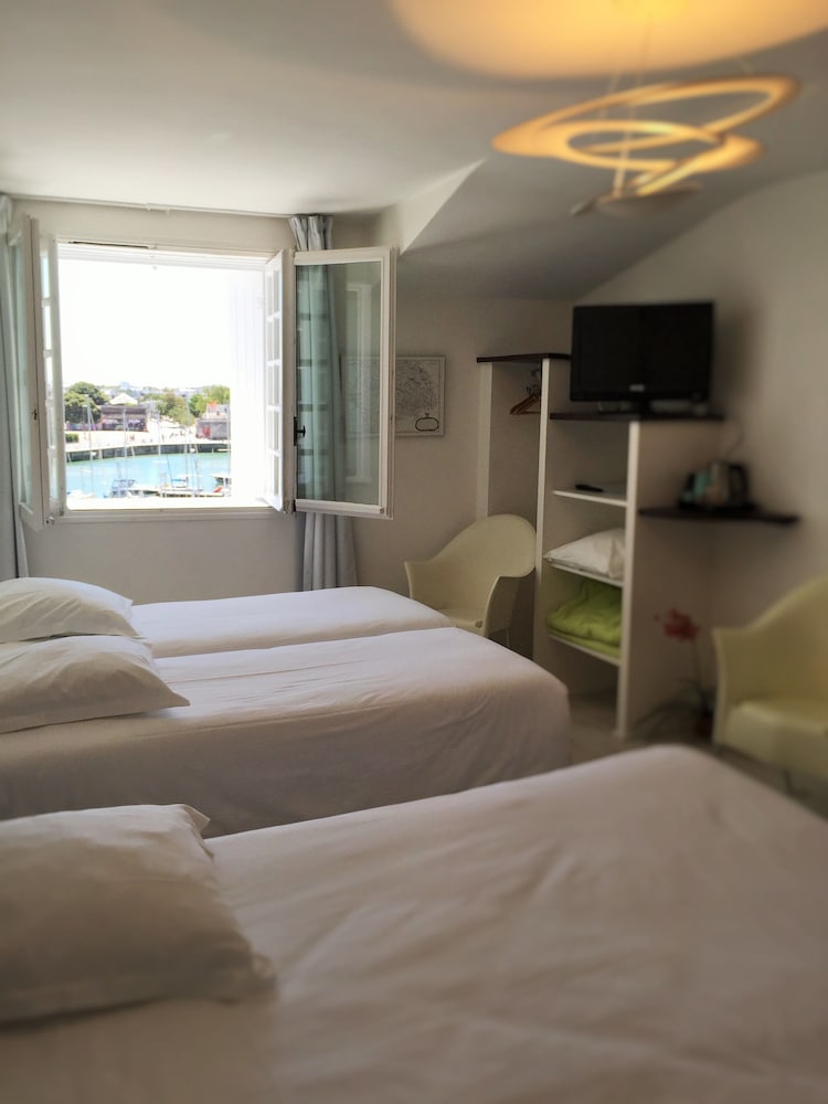 غرفة عائلية بسرير كوين وسريرين منفصلين بإطلالة على المرفأ، Hotel La Marine 2/3