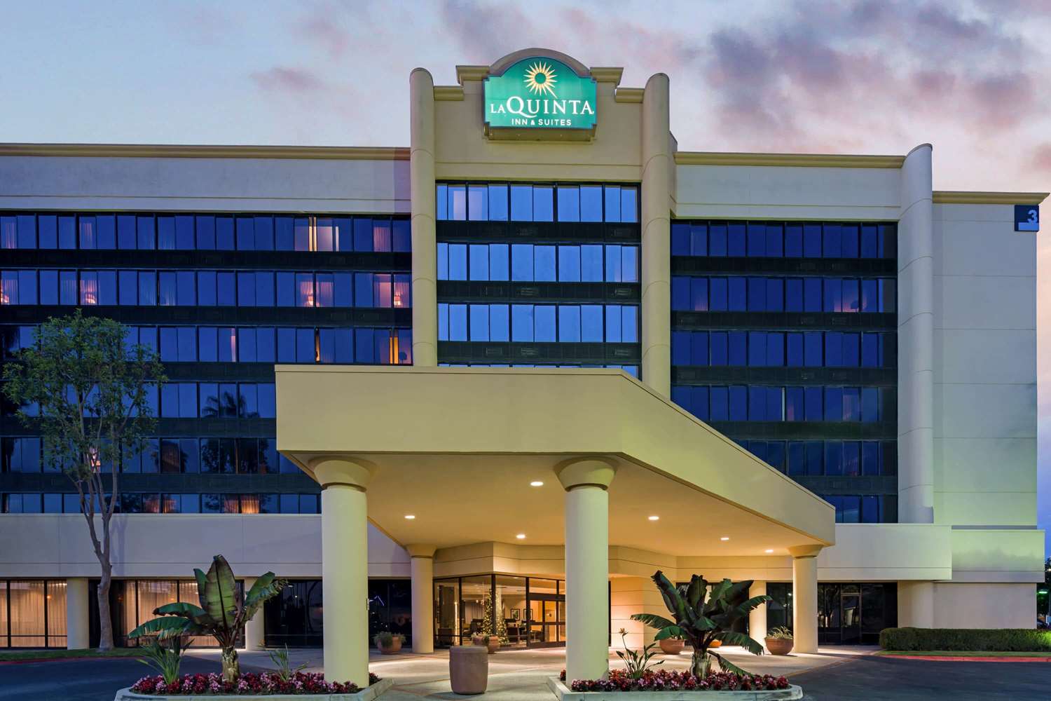 La Quinta Inn & Suites by Wyndham Buena Park 2/44