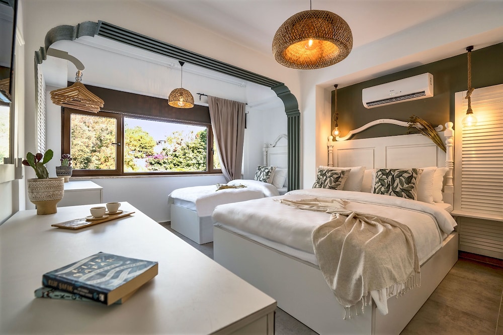 Room, Triple, 1 Queen and 1 Single Bed, Courtyard View