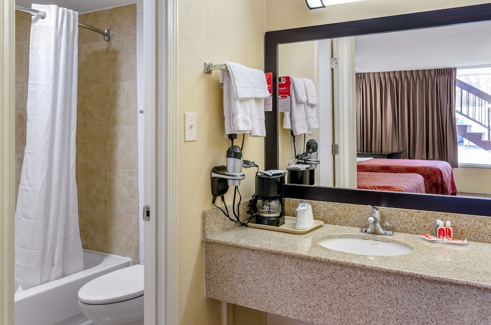 Econo Lodge Roanoke Civic Center 30/30