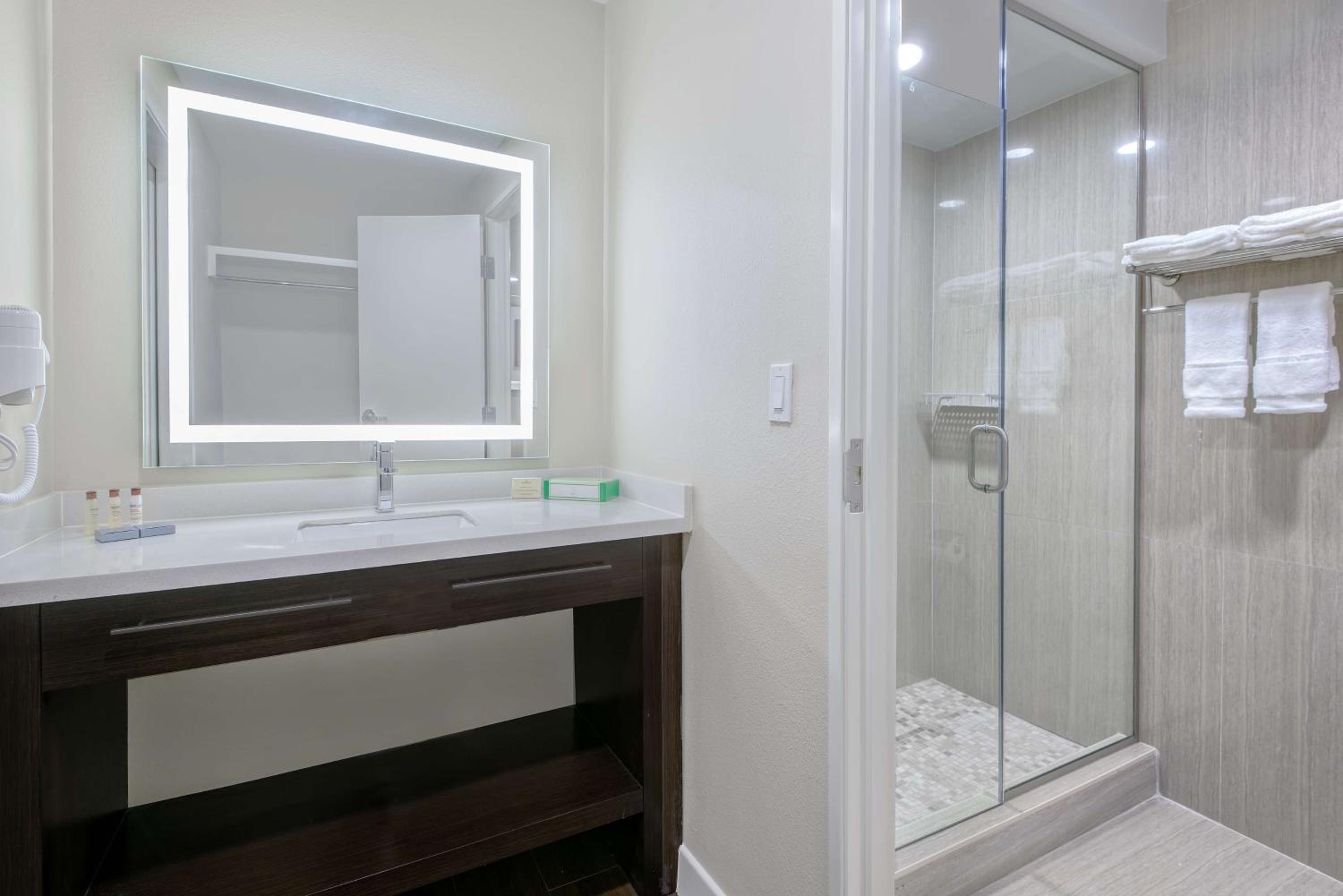 جناح بسرير كينج بغرفتي نوم، Hawthorn Suites By Wyndham Mcallen 7/7
