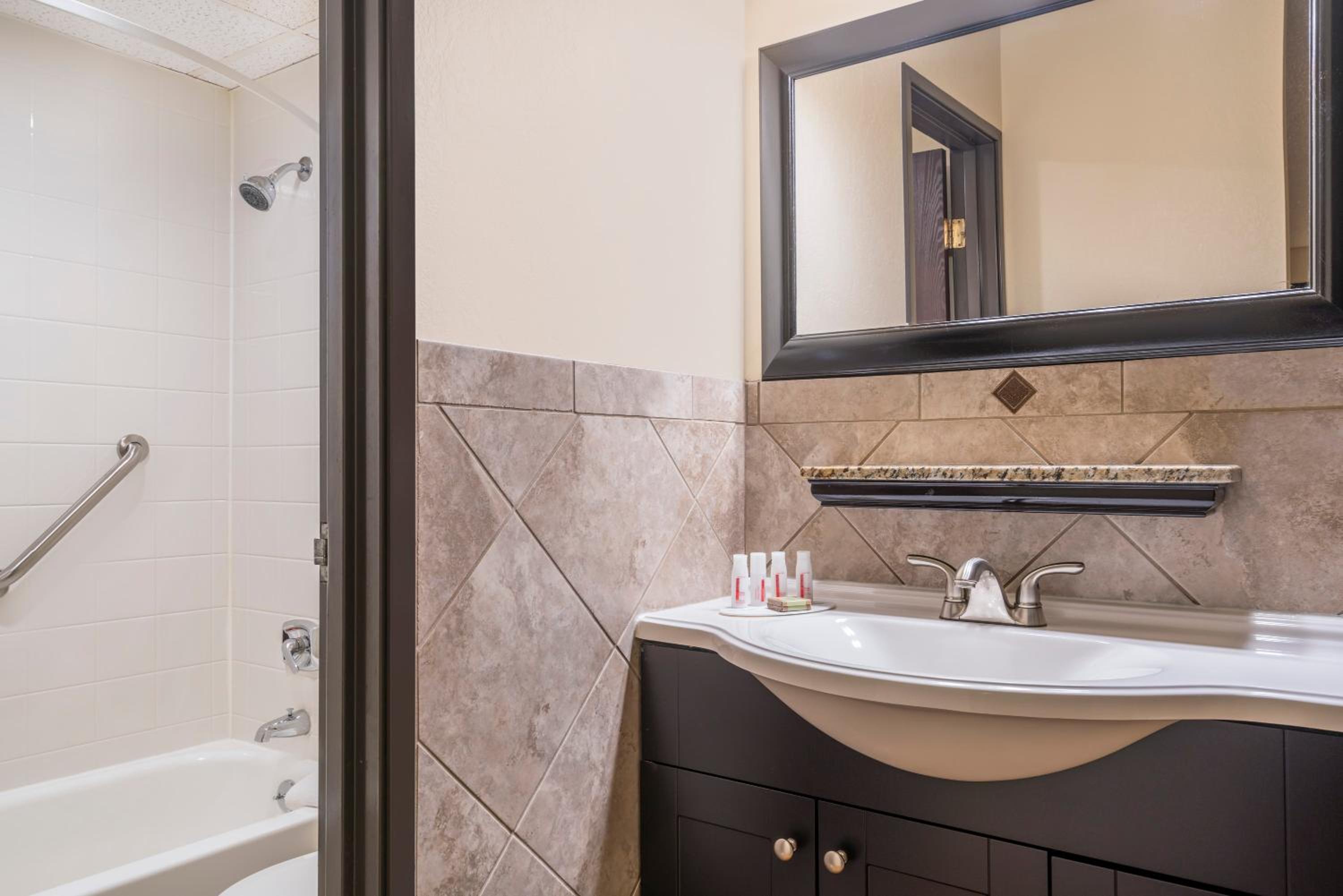 جناح بسرير كينج بجاكوزي، Ramada By Wyndham Minneapolis Golden Valley 4/5