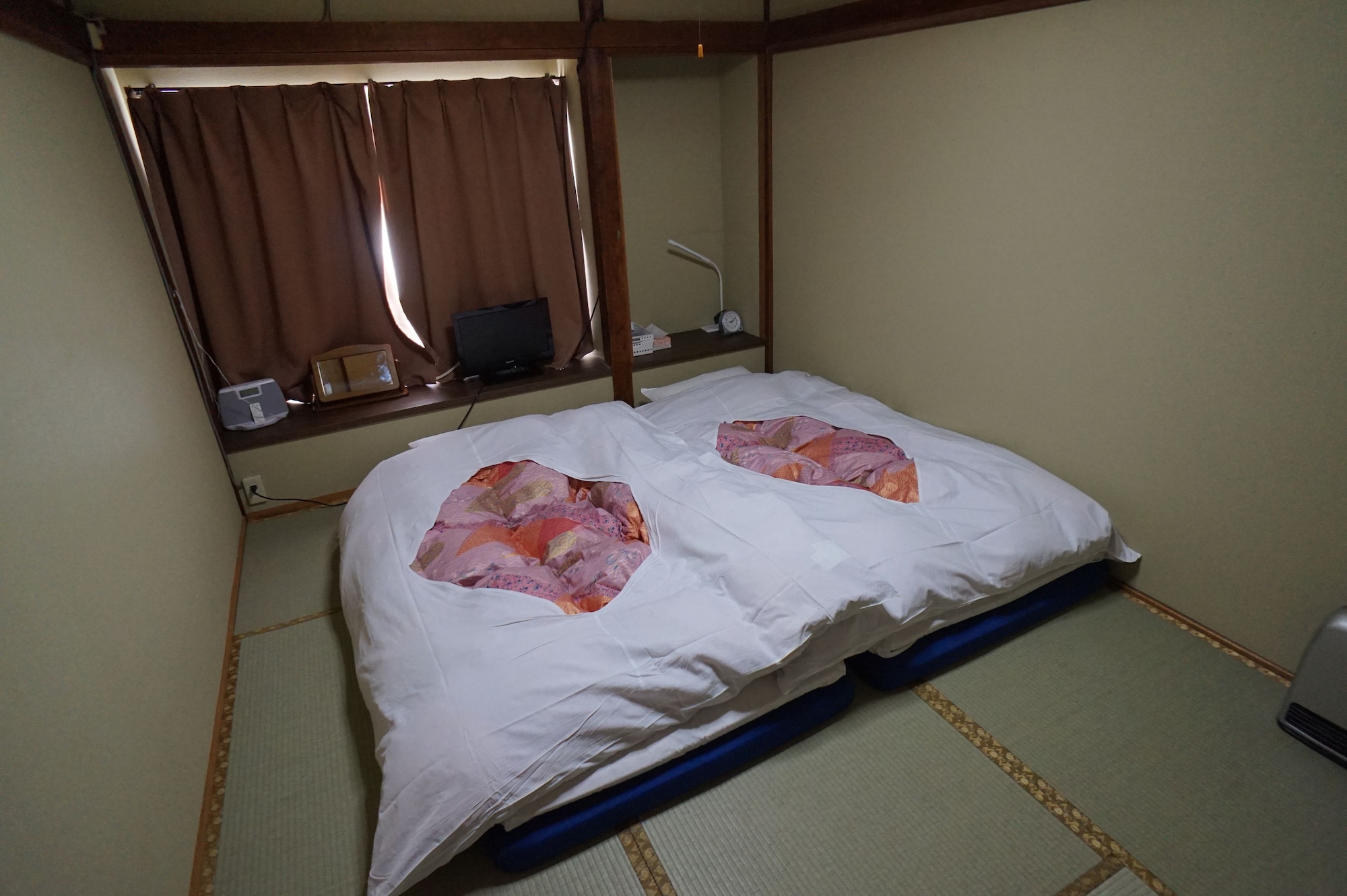 JAPANESE, TWIN BEDS, NO BATHROOM