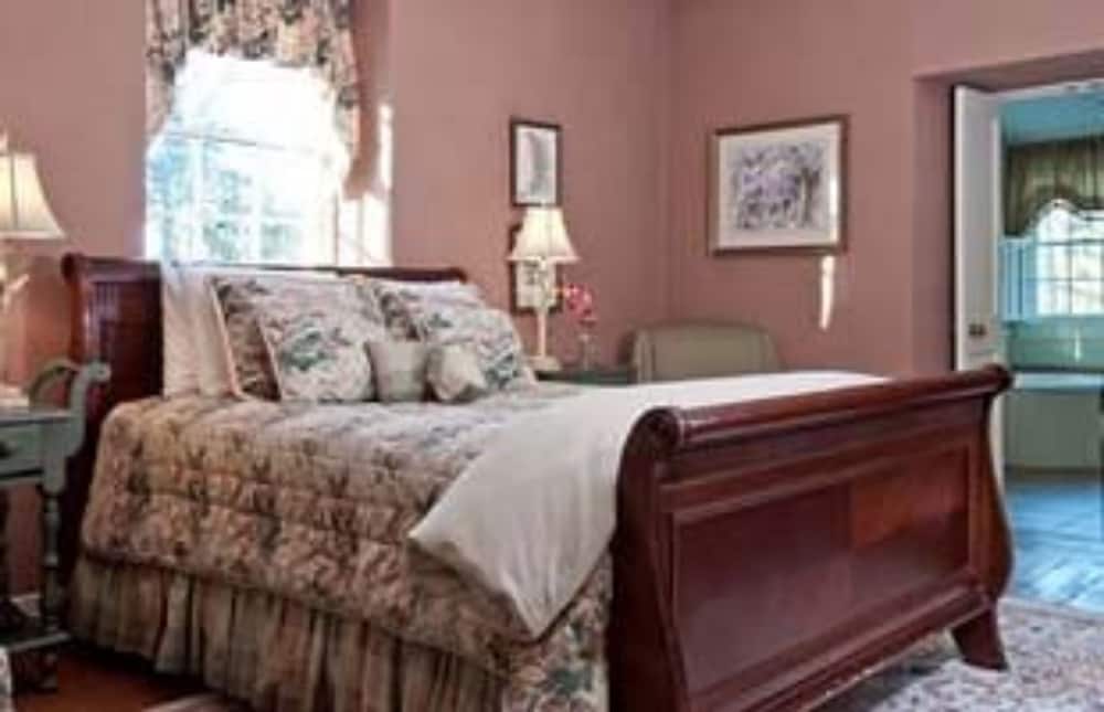Ellicott, Deluxe, Queen Bed