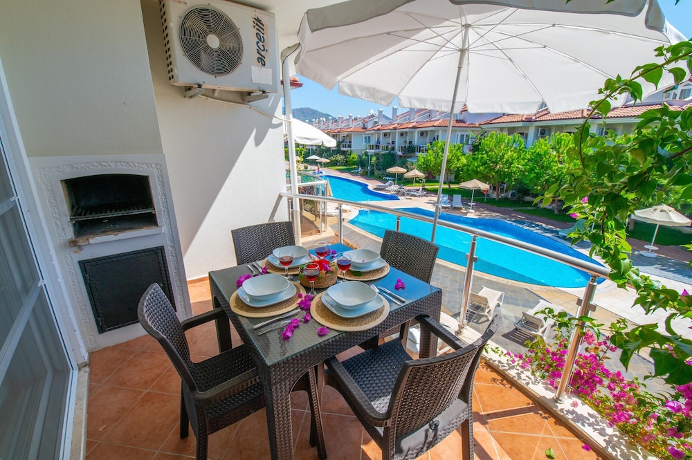 Sunset Beach Club 40/50