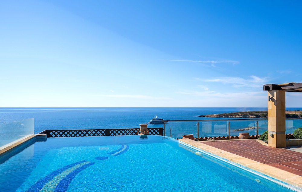Coral Beach Hotel and Resort 13/95