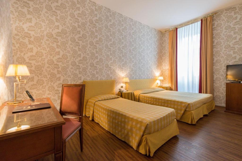 COMFORT, TWIN BEDS