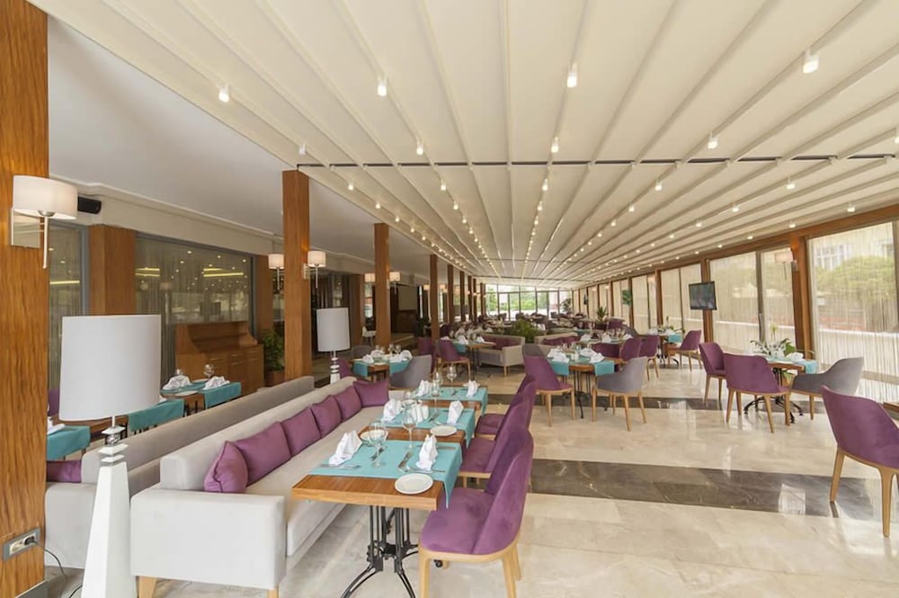 LAMEC HOTEL BUSINESS 25/32