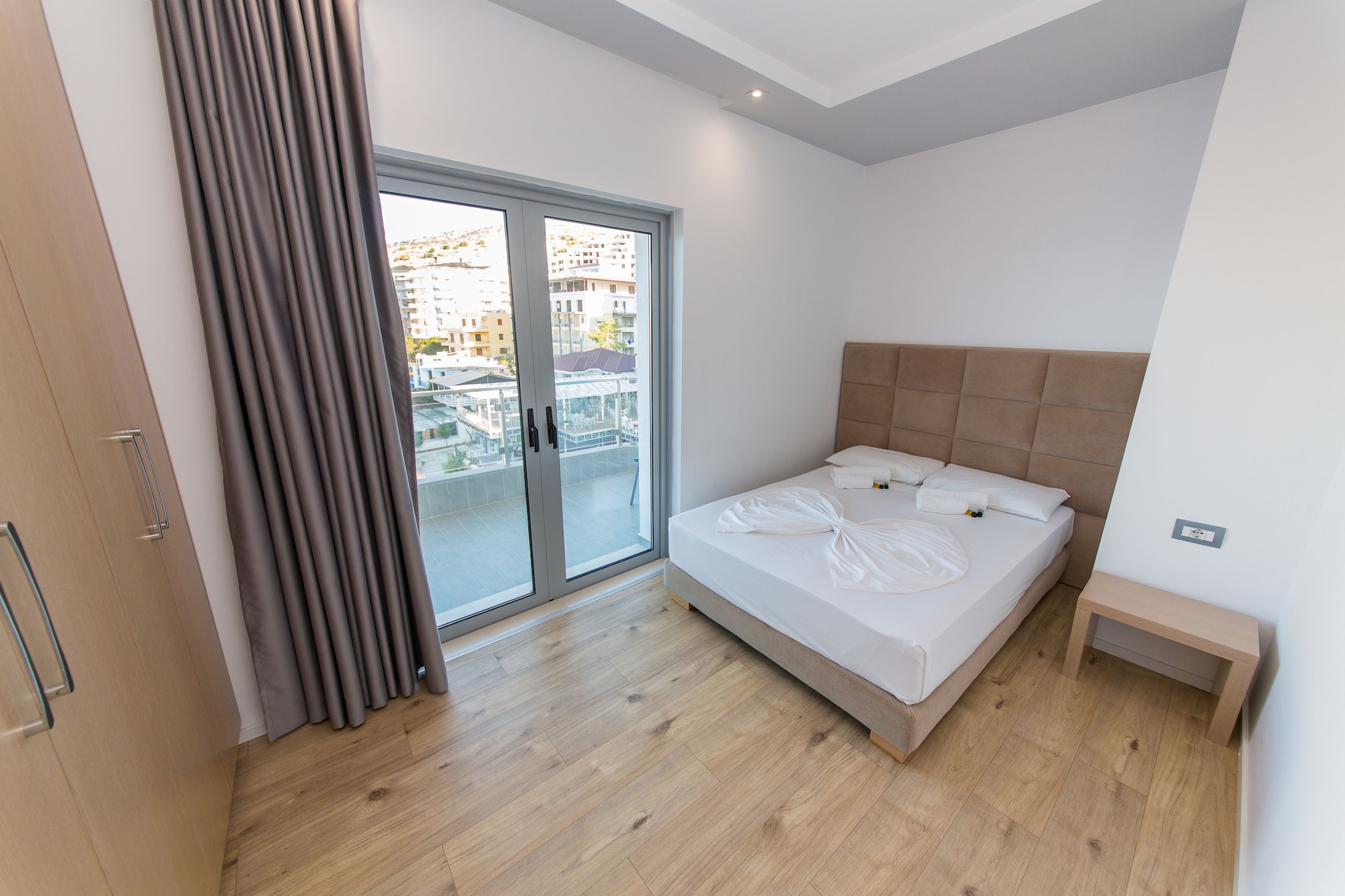 ROOM, QUEEN BED, PARTIAL SEA VIEW, BALCONY