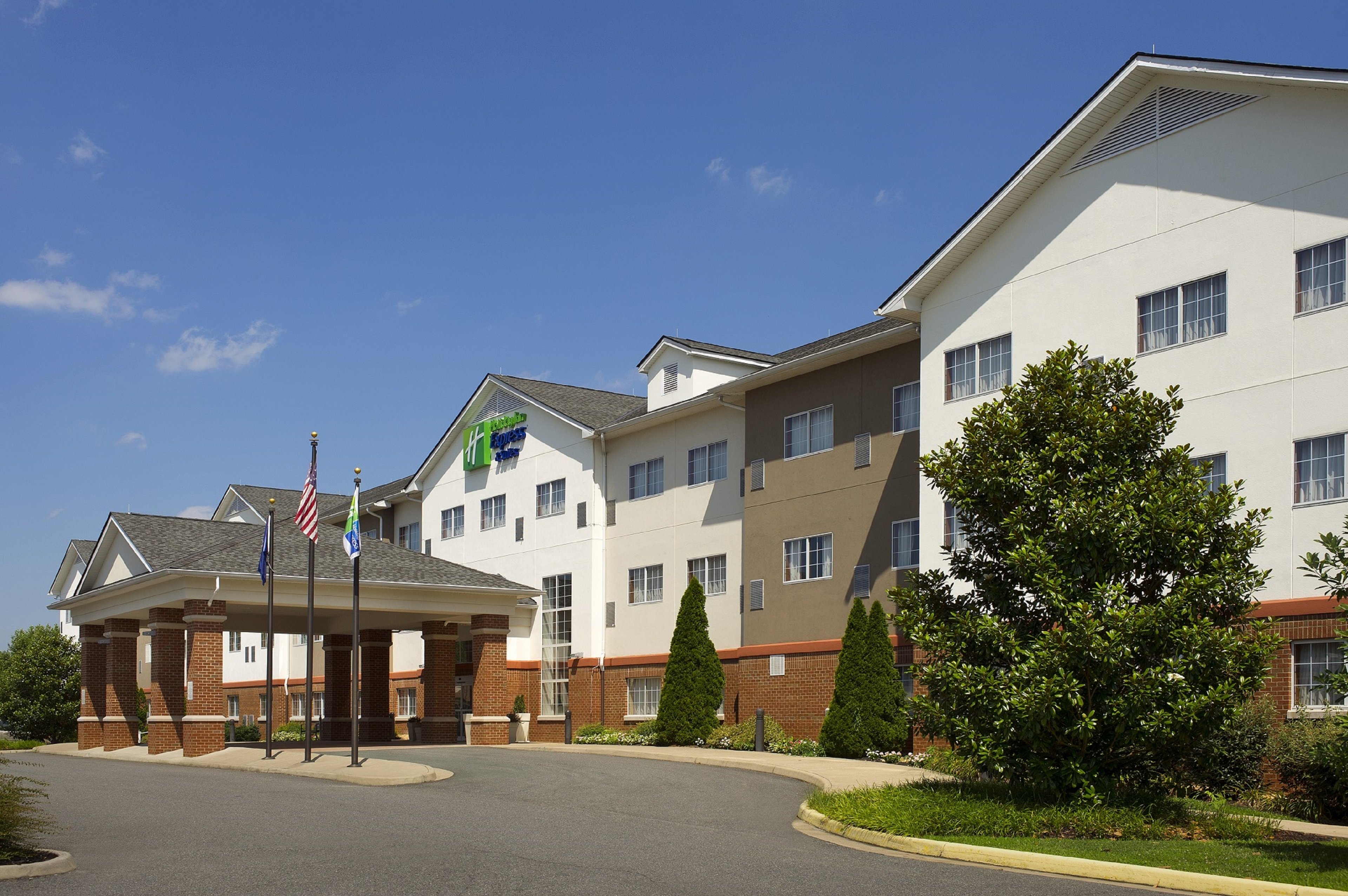 HOLIDAY INN EXPRESS & SUITES CHARLOTTESVILLE - RUCKERSVILLE 53/54