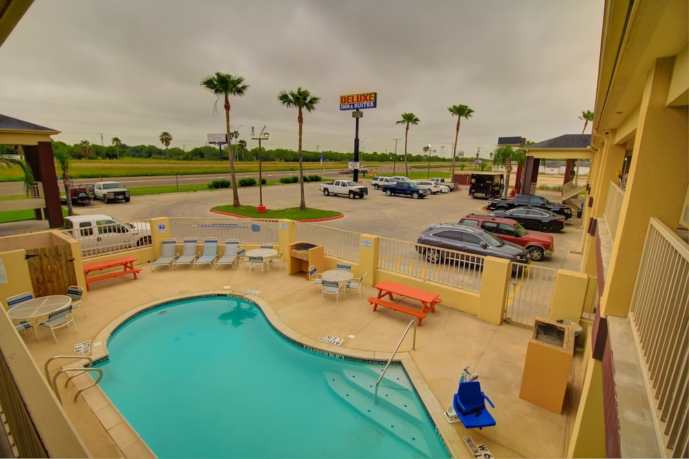 Deluxe Inn Suites 4/61