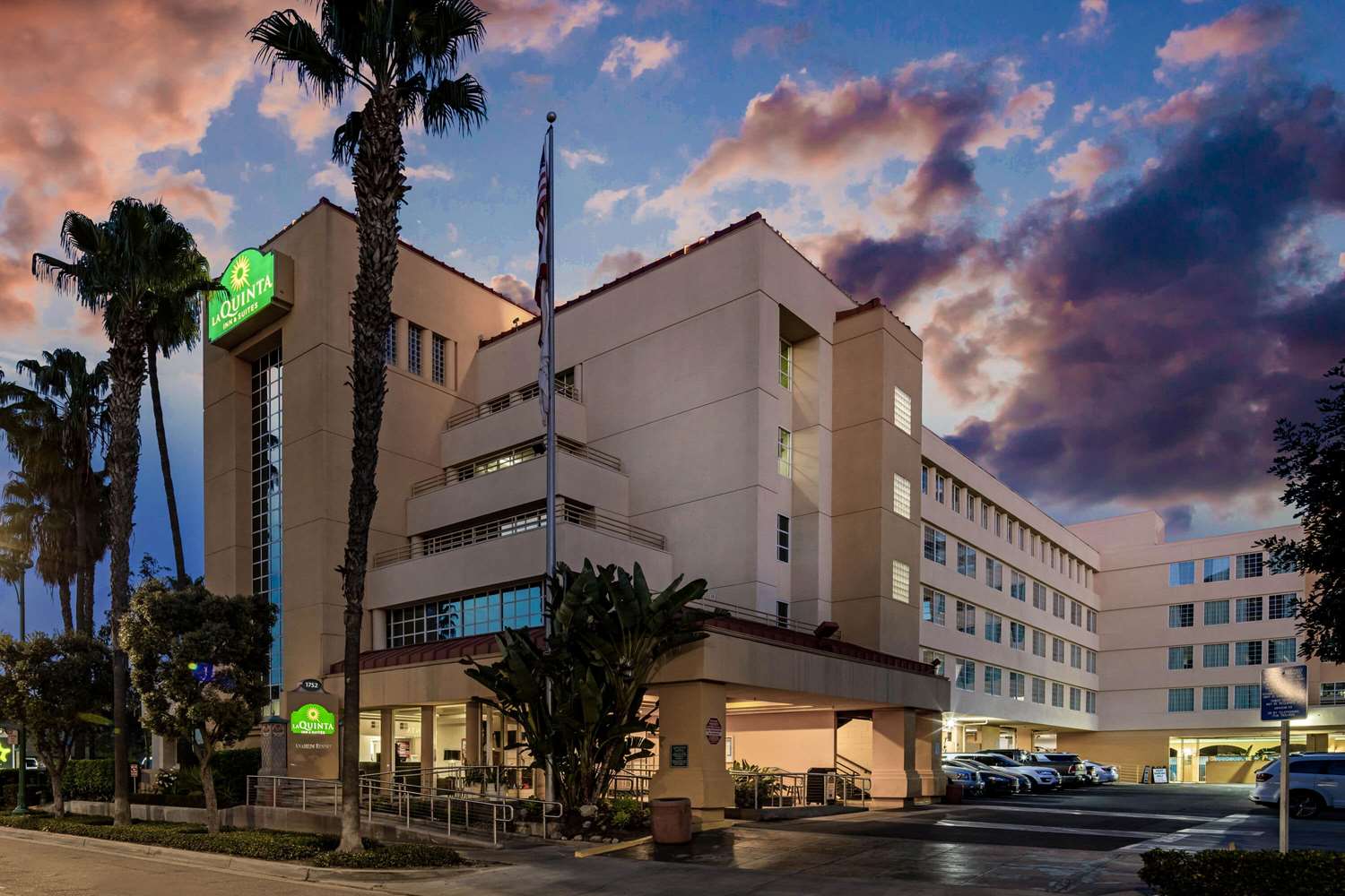 Holiday Inn Express & Suites Anaheim Convention Center Area 42/45