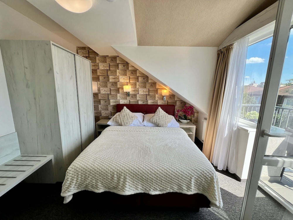 غرفة سوبيريور بسرير كوين بإطلالة على الحديقة بشرفة، Hotel Shato 3/10