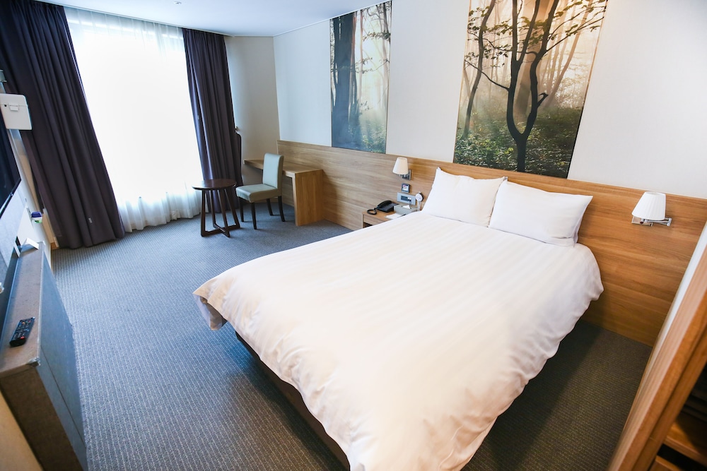 City, Deluxe, Double Bed, Living Area