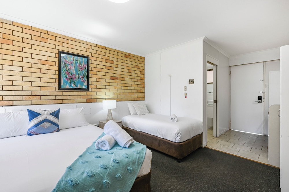 ROOM, DOUBLE OR TWIN BED