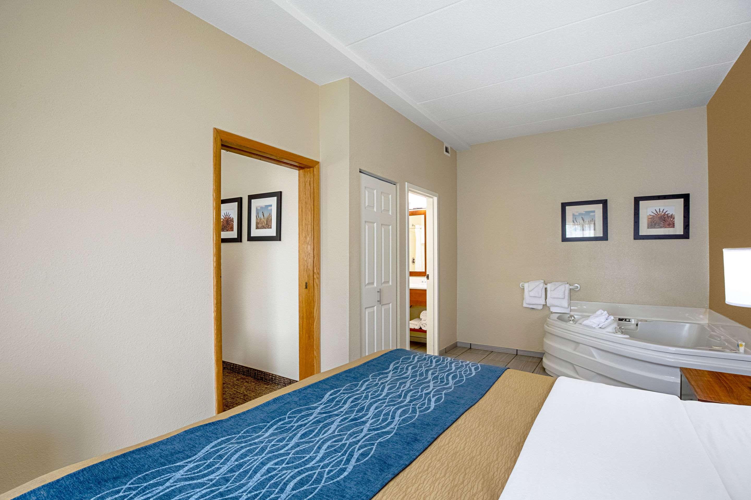 SUITE, KING BED