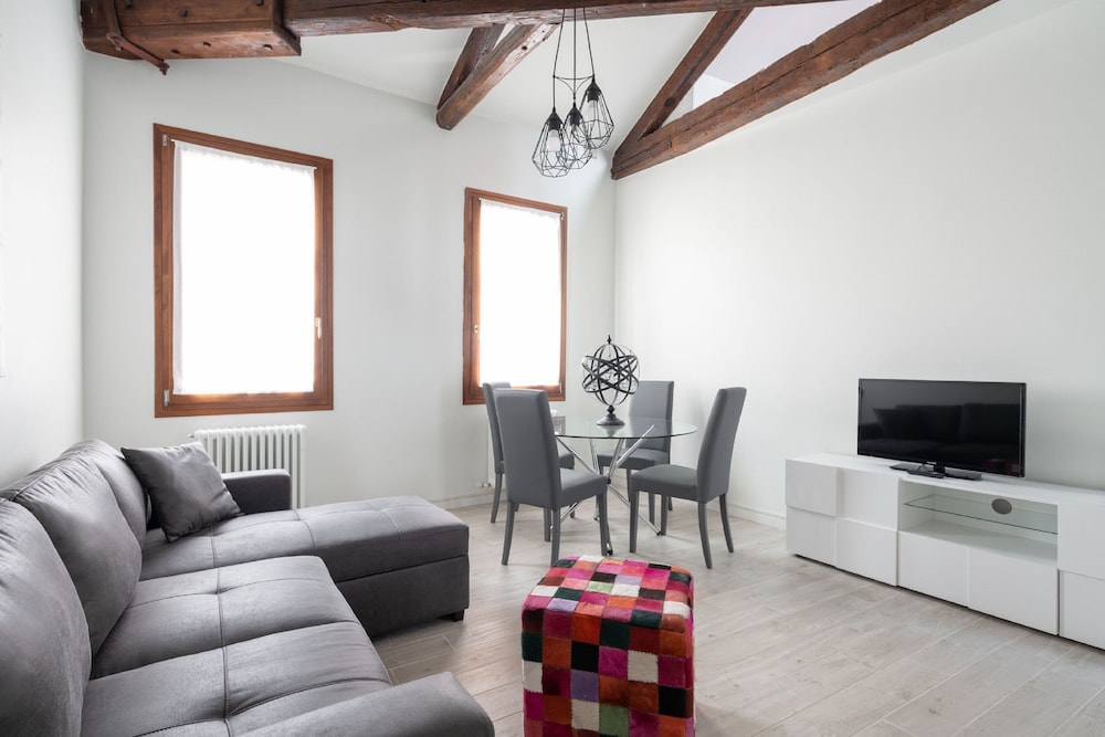 Apartments in San Marco with Canal View 17/37