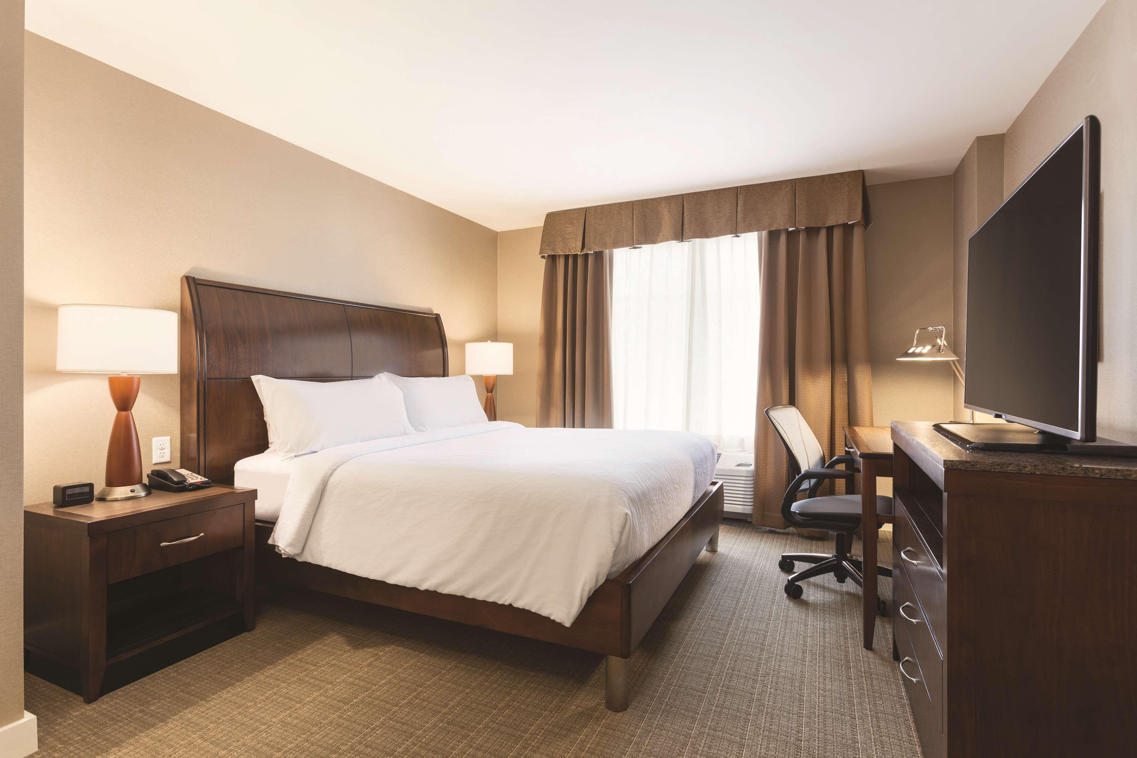 1 Bedroom, Suite, King Bed, 2 Bathrooms