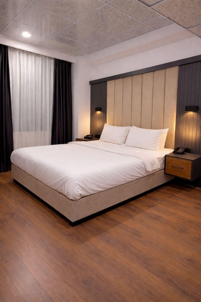 Shelton Airport Otel 27/57