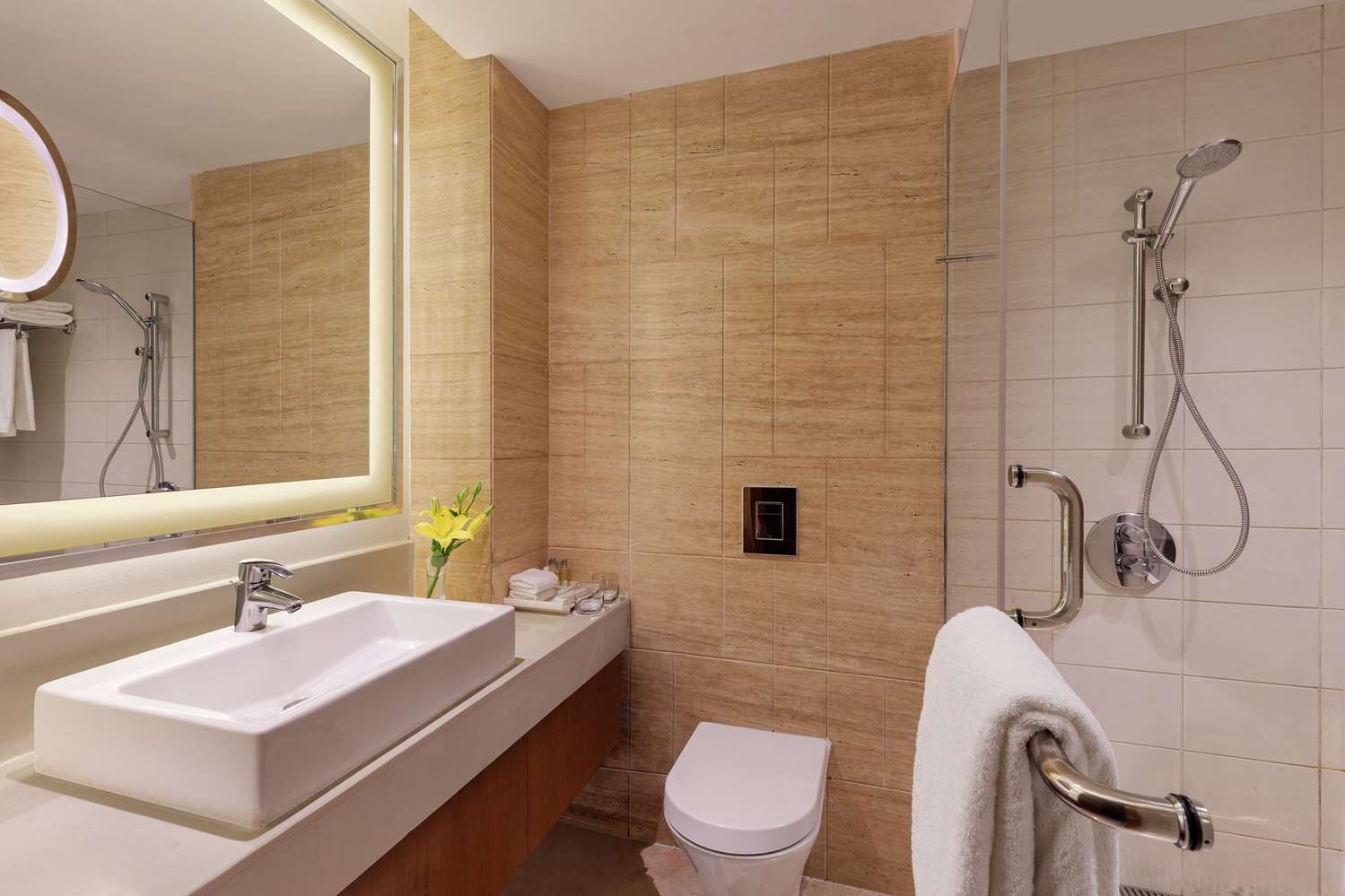 KING EXECUTIVE ROOM WITH LOUNGE ACCESS-32sqm complimentary breakfast wifi lounge acc;hsia sweetdreams beds rain shower 37 inch lcd