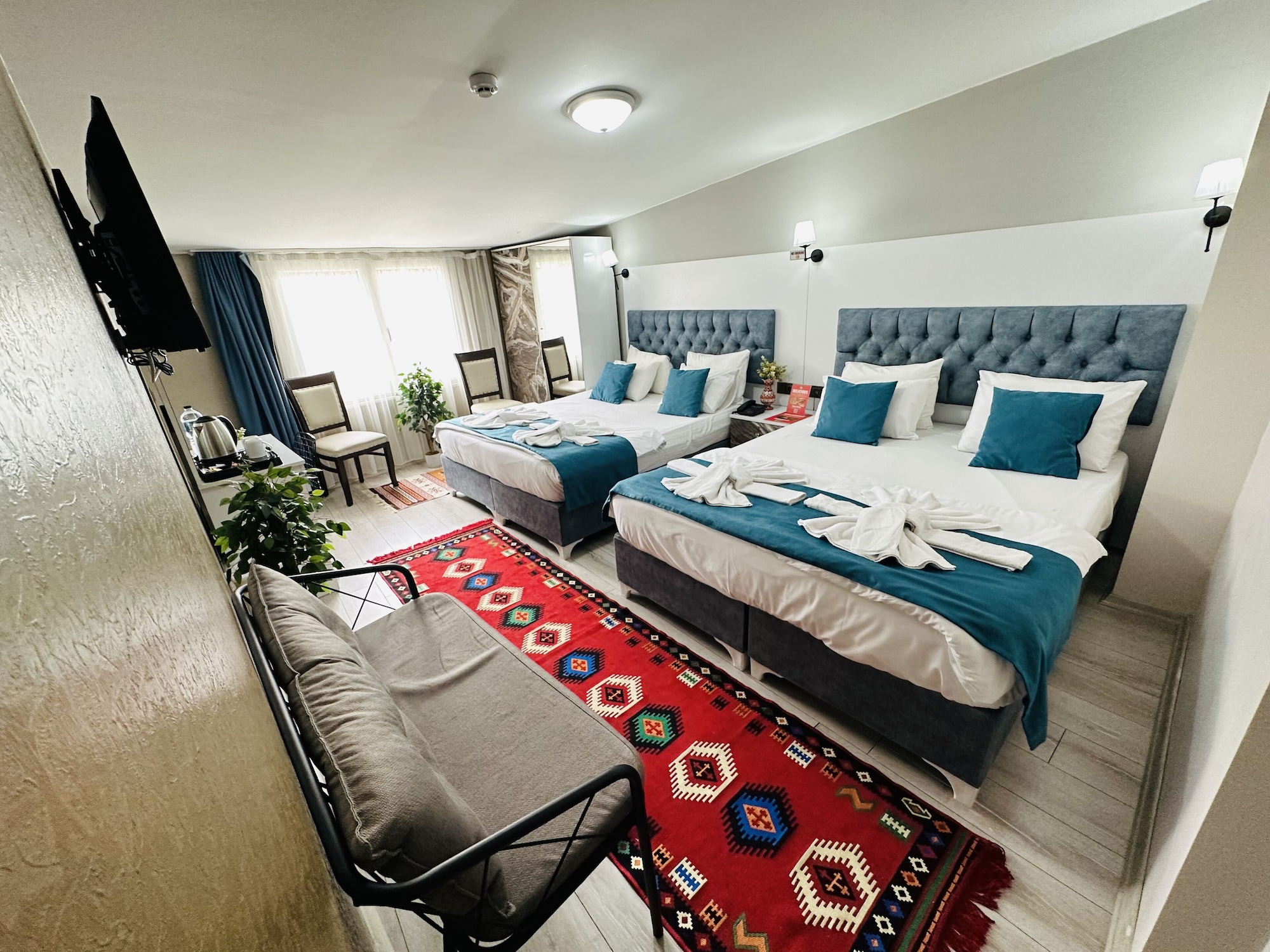 غرفة عائلية رباعية بسرير كينج وسرير كوين، Galapera Hotel 4/6