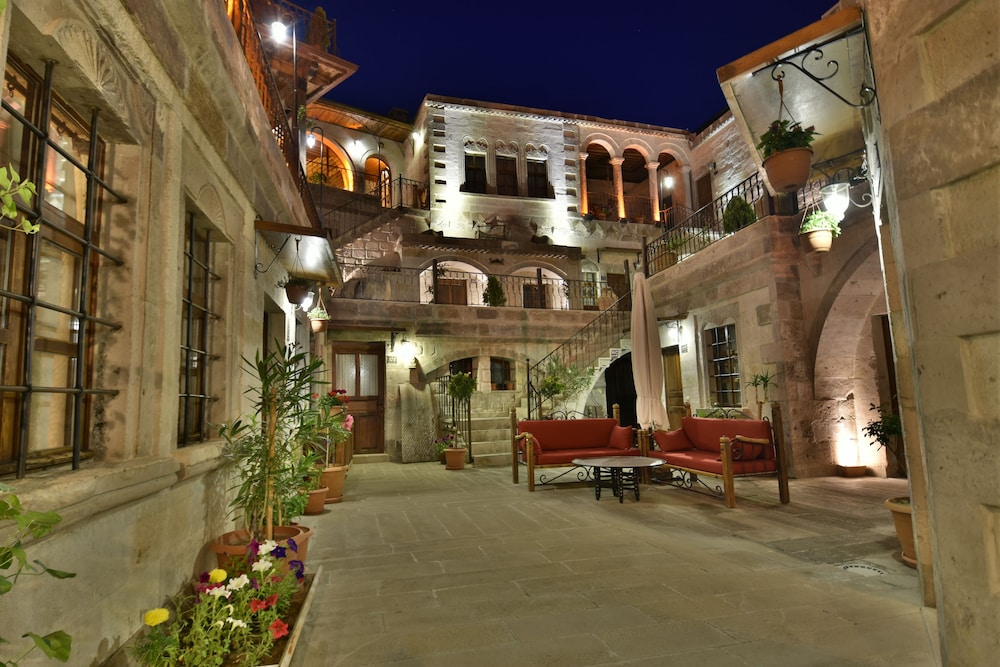 Harman Cave Hotel 5/78
